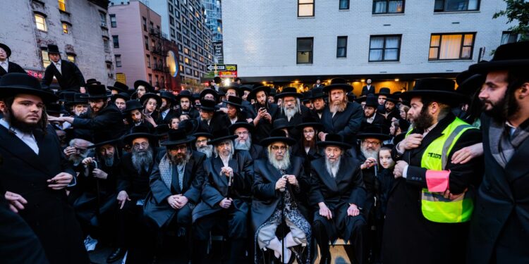 ניו יורק: עשרות אלפי חסידים בהפגנה מול קונסוליית ישראל