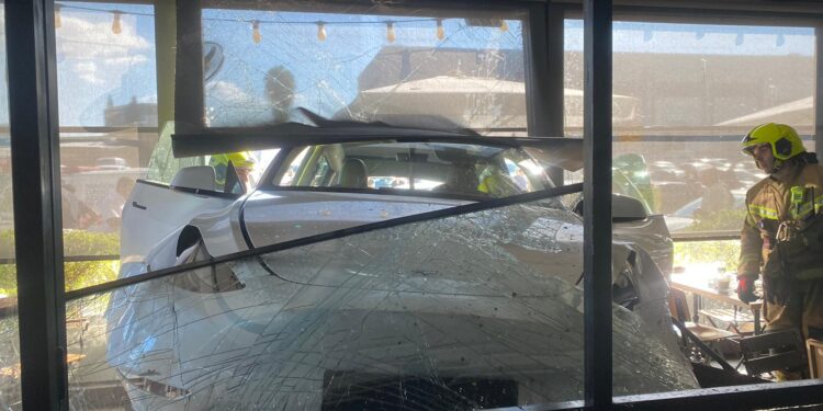 אדם נהרג כשישב בבית קפה ונהגת איבדה שליטה על רכבה