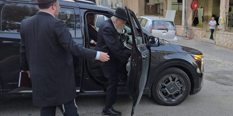 מרן הגרמ”ה הירש בדרך להפגנה הסמוכה לכלא 10