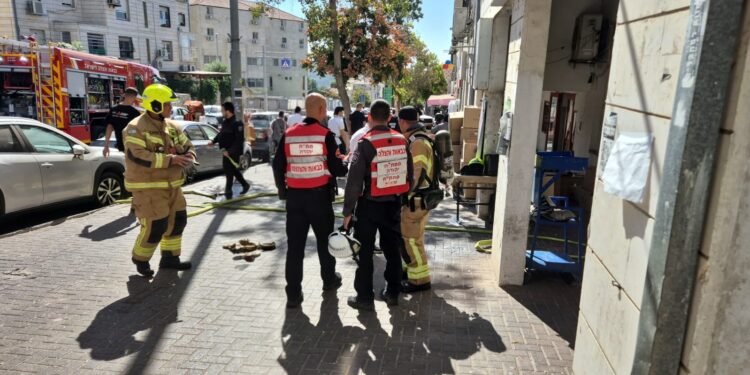 ביתר עילית: שני נפגעים בשריפה בחנות לממכר מזון מהיר