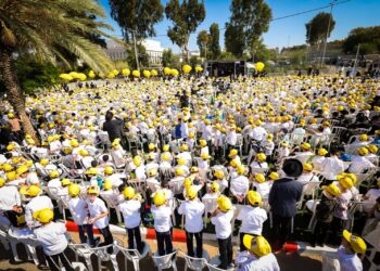 אלפי ילדי ‘עטרת שלמה’ בעצרת בשערי הכלא הצבאי
