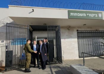 גפני ביציאה מביקור בחורי הישיבה בכלא הצבאי: זה כתם על מדינת ישראל