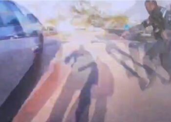 צפו: מנסה לדרוס שוטר שמגיב בירי