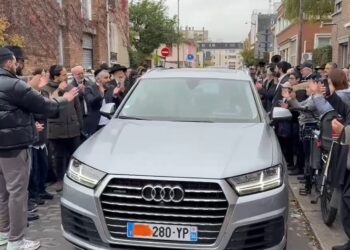 פריז: צפו הציבור נפרד ממרן הגרמ”ה הירש לפני הטיסה