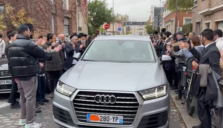 פריז: צפו הציבור נפרד ממרן הגרמ"ה הירש לפני הטיסה