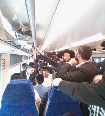 חרדים ברכבת.