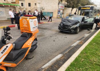 אלעד: נהג נפצע קל בהתנגשות רכבו באוטובוס