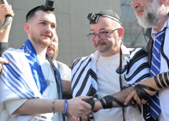 קידוש ה’ בכיכר – החטוף ששוחרר בהנחת תפילין המונית