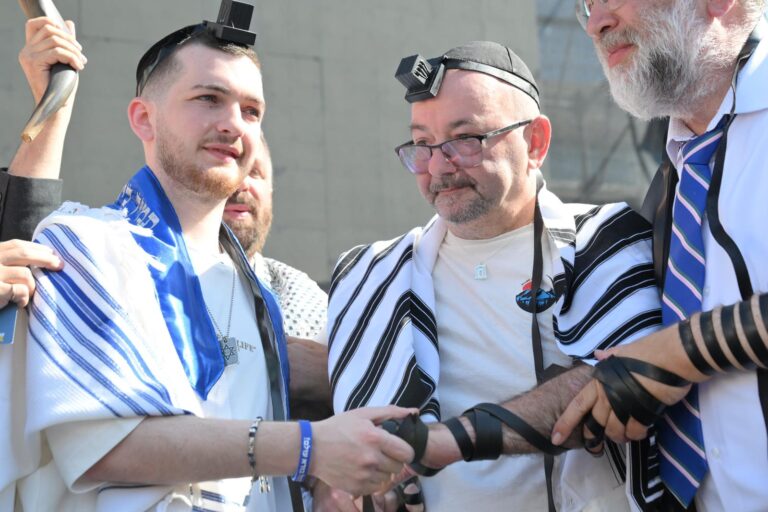 קידוש ה' בכיכר - החטוף ששוחרר בהנחת תפילין המונית