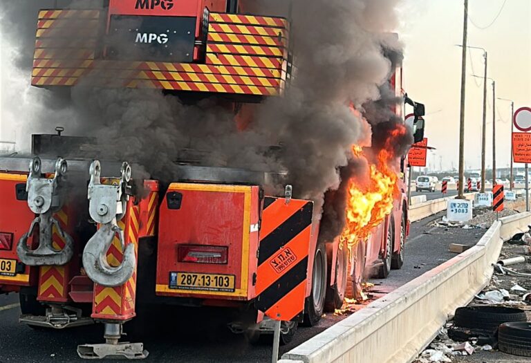 משאית עלתה באש סמוך לנתב"ג עמסים כבדים בכביש 1