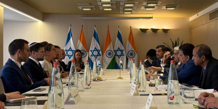 שר האוצר נפגש עם שר המסחר והתעשייה של הודו שהגיע לביקור גומלין בישראל