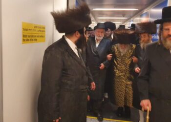 כ”ק האדמו”ר מויזניץ המריא לארה”ב לחתונת נכדתו