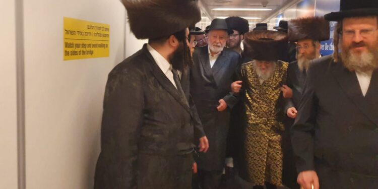 כ”ק האדמו”ר מויזניץ המריא לארה”ב לחתונת נכדתו