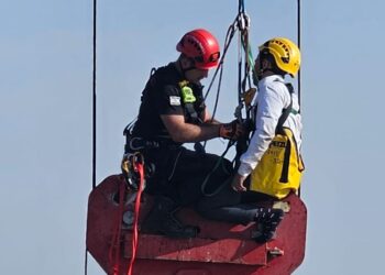 ירושלים: צפו בבחור הישיבה שתקוע בגובה 300 מטר