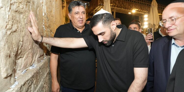 שורד השבי שגב כלפון ביקר בכותל המערבי וקיבל שריד עתיק