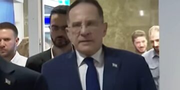 האקרים הודיעו: נפרסם מידע מסלולר ראש הסגל של רה”מ