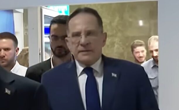 האקרים הודיעו: נפרסם מידע מסלולר ראש הסגל של רה”מ