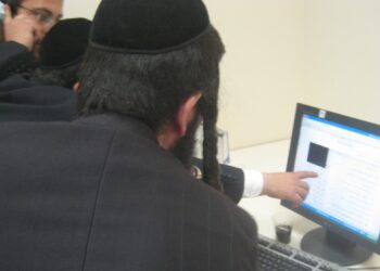 חרדים במחשב.