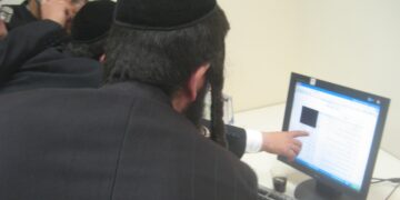 חרדים במחשב.