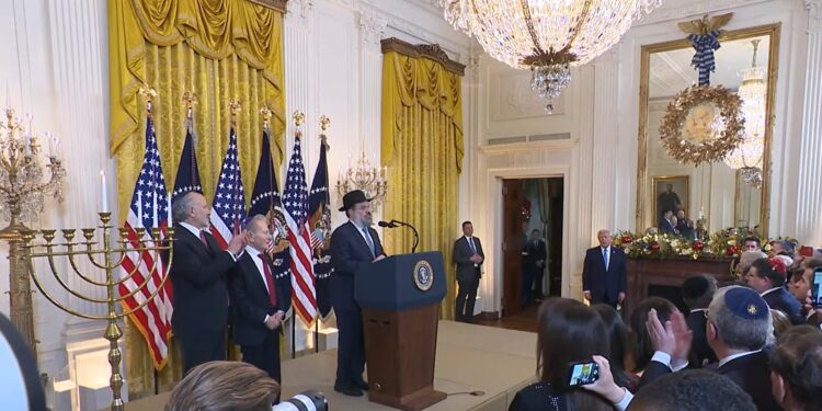 וושינגטון: הנשיא טראמפ ערך מסיבת חנוכה והדלקת נרות בבית הלבן