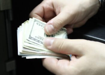 שפל לדולר של כארבע שנים