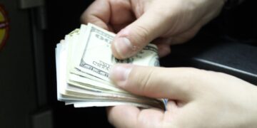 שפל לדולר של כארבע שנים