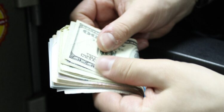 שפל לדולר של כארבע שנים