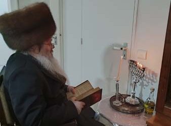 אב”ד שומרי הדת באנטווערפן בהדלקת נר חנוכה