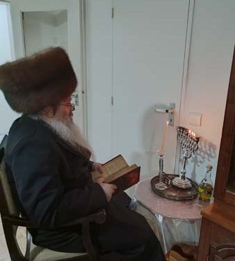 אב”ד שומרי הדת באנטווערפן בהדלקת נר חנוכה