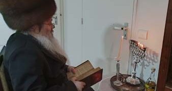 אב”ד שומרי הדת באנטווערפן בהדלקת נר חנוכה