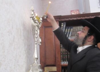 הסופר דוד דמן כובד להדליק את הנרות בביהמ”ד בעלזא