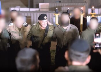 צפו: הרמטכ”ל שבר דיסטנס ורקד עם החיילים החרדים