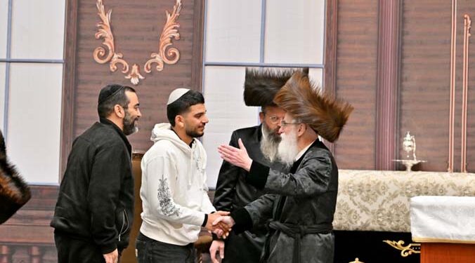 פדוי השבי הגיע להודות לאדמו”ר מויז’ניץ