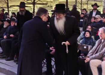 אנטווערפן: ראש ממשלת בלגיה בהדלקת נר חנוכה עם חב”ד