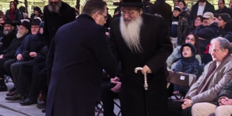 אנטווערפן: ראש ממשלת בלגיה בהדלקת נר חנוכה עם חב”ד