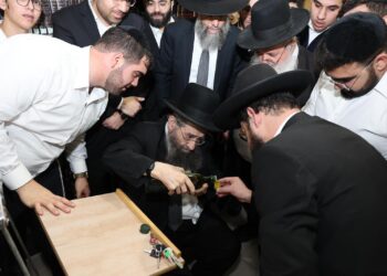 הגה”ר מסעוד בן שמעון שליט”א בהדלקת נר חנוכה