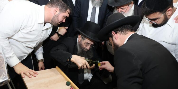 הגה”ר מסעוד בן שמעון שליט”א בהדלקת נר חנוכה