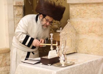 הדלקת נרות חנוכה בחצר הקודש נדבורנה אלעד