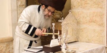 הדלקת נרות חנוכה בחצר הקודש נדבורנה אלעד