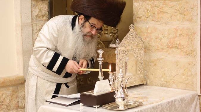 הדלקת נרות חנוכה בחצר הקודש נדבורנה אלעד