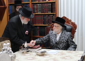 המלחין חיים בנט נכנס עם מקהלתו להתברך מהאדמו”ר