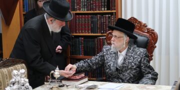 המלחין חיים בנט נכנס עם מקהלתו להתברך מהאדמו”ר