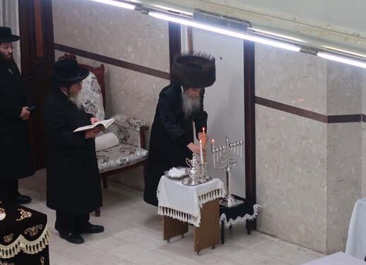 חנוכה ושריפת הפתילות בחצר הקודש אונגוואר