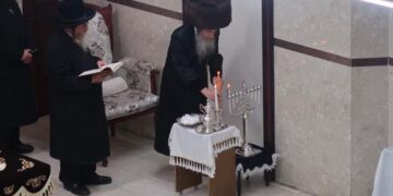 חנוכה ושריפת הפתילות בחצר הקודש אונגוואר