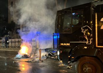 מכולות אשפה הוצתו והרחובות נחסמו בתום צעדת כבוד לעריק