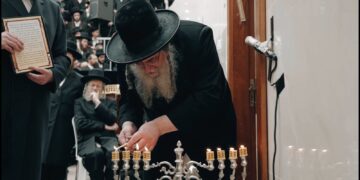 והדליקו נרות בחצרות קדשך – הדלקת נר שמיני אצל הגר”ש אלתר