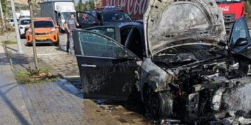 הרכב עלה באש בכיכר הזיתים בעיר – הנהג נמלט מהלהבות