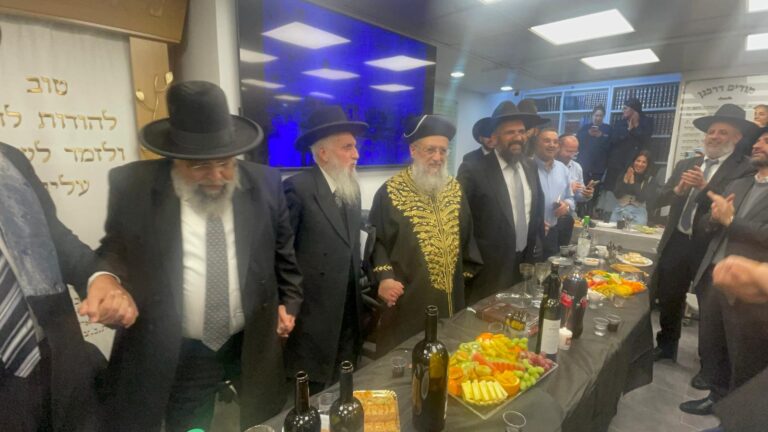 אחרי 16 שנה נבחר רב להוד השרון - הרב ארז אלחרר