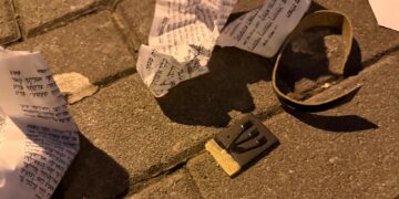 לב מי לא יחרד?! אלמוני השחית תפילין בכניסה לבית כנסת