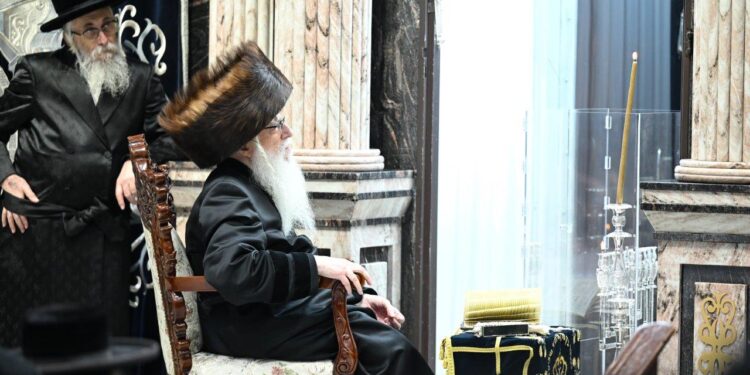 ליל א דחנוכה בחצר הקודש צאנז